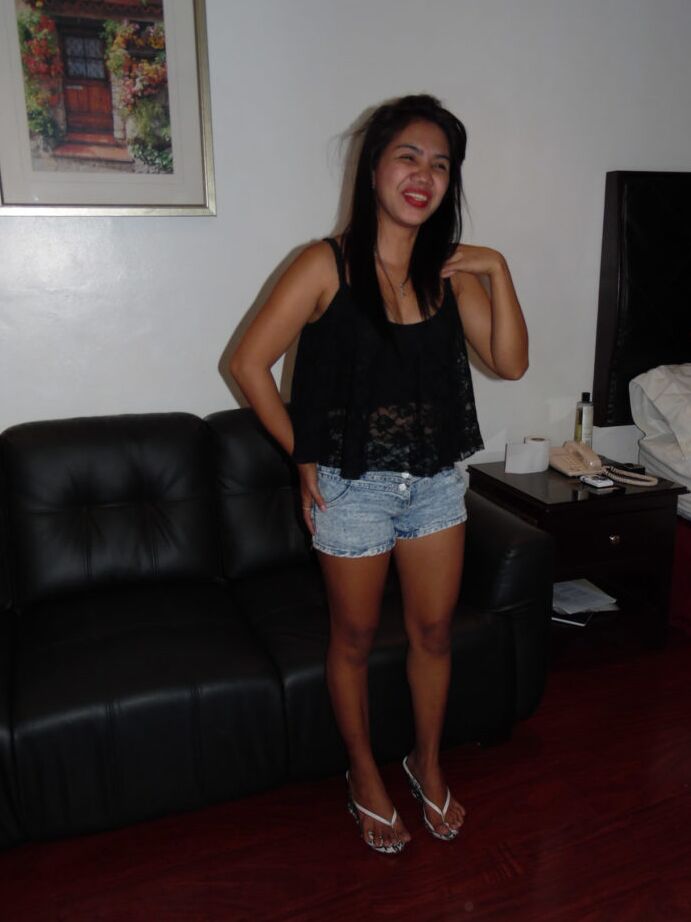 21P Amadora Filipina Zue expõe seu corpo gordinho e fica com tesão na cama