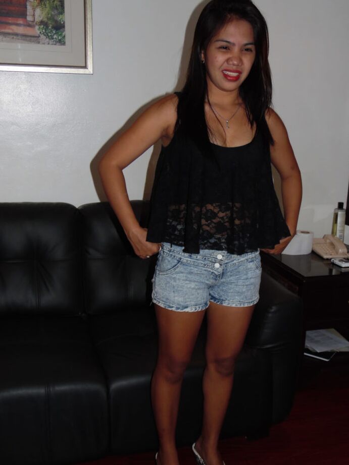 21P Amadora Filipina Zue expõe seu corpo gordinho e fica com tesão na cama