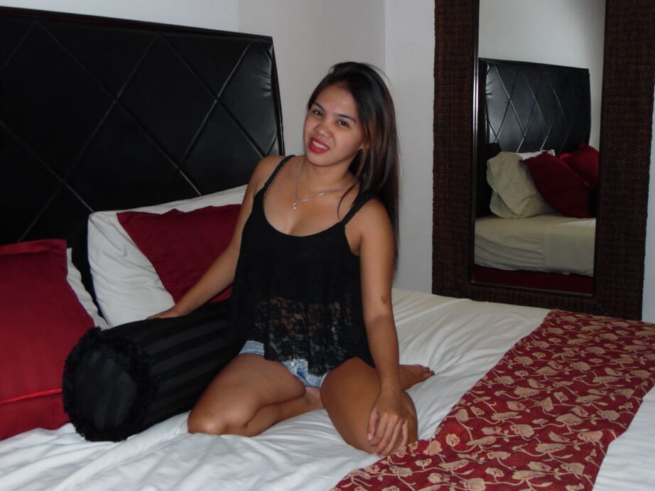 21P Amadora Filipina Zue expõe seu corpo gordinho e fica com tesão na cama