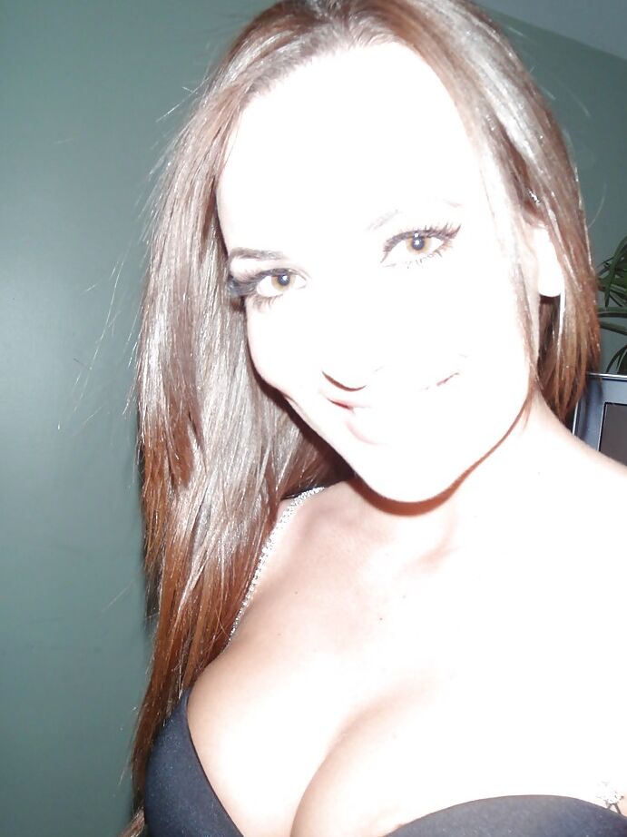 16P Amateur-Babe zeigt zum ersten Mal ihre engen Teenie-Pobacken