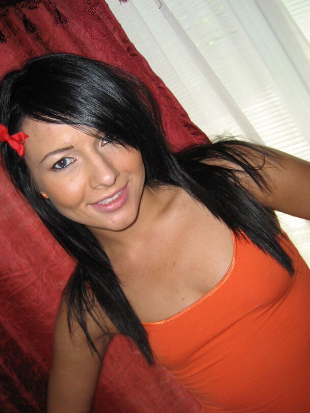 16P La novia amateur Ashli ​​Orion muestra su cuerpo esbelto y sus pequeñas tetas