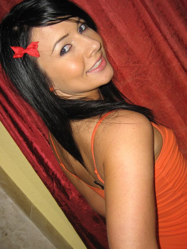 16P La novia amateur Ashli ​​Orion muestra su cuerpo esbelto y sus pequeñas tetas
