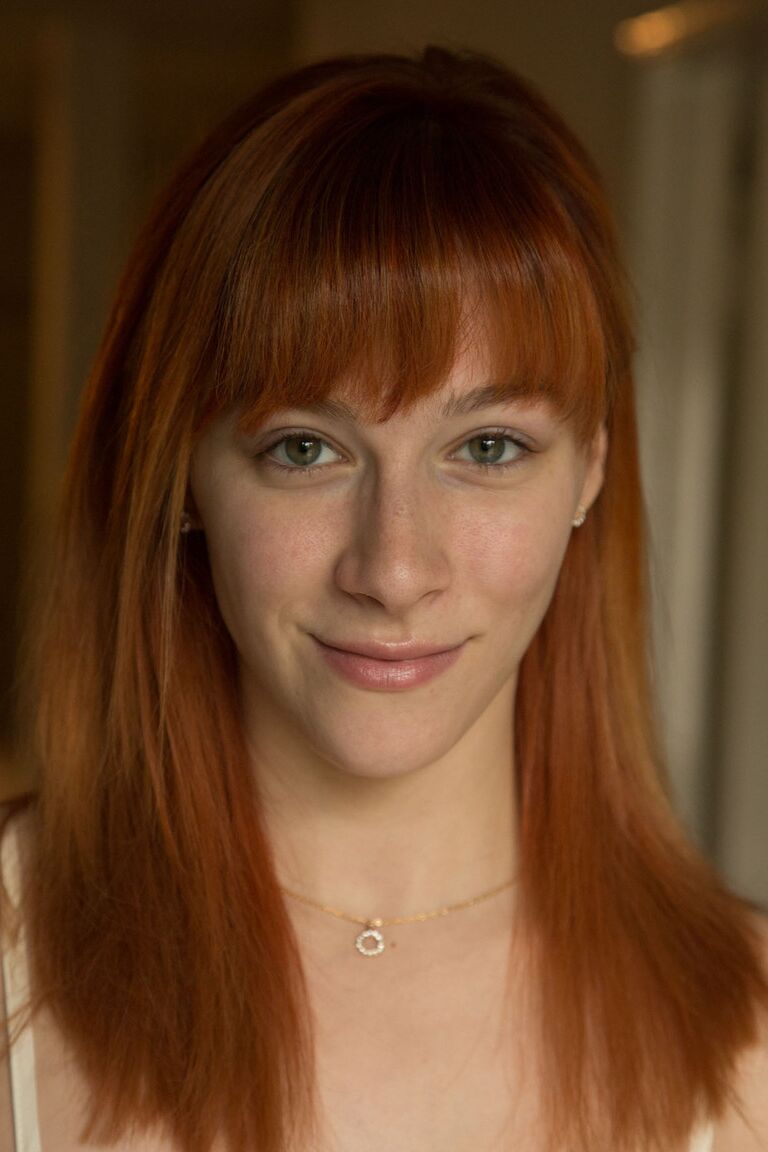 12P Ginger-Freundin Penelope Lynn zieht ihre Spitzenunterwäsche aus und posiert auf einem Bett