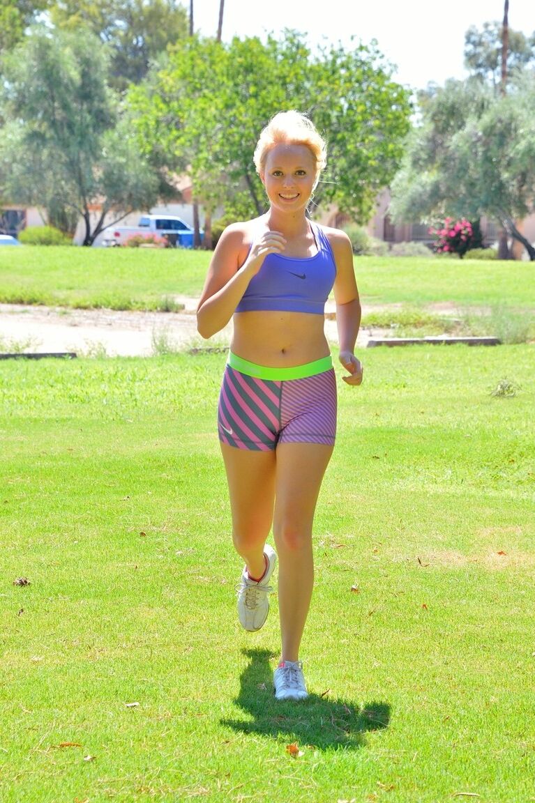 21P A adolescente sexy Megan revela seus peitos e bunda no parque antes de uma masturbação no carro