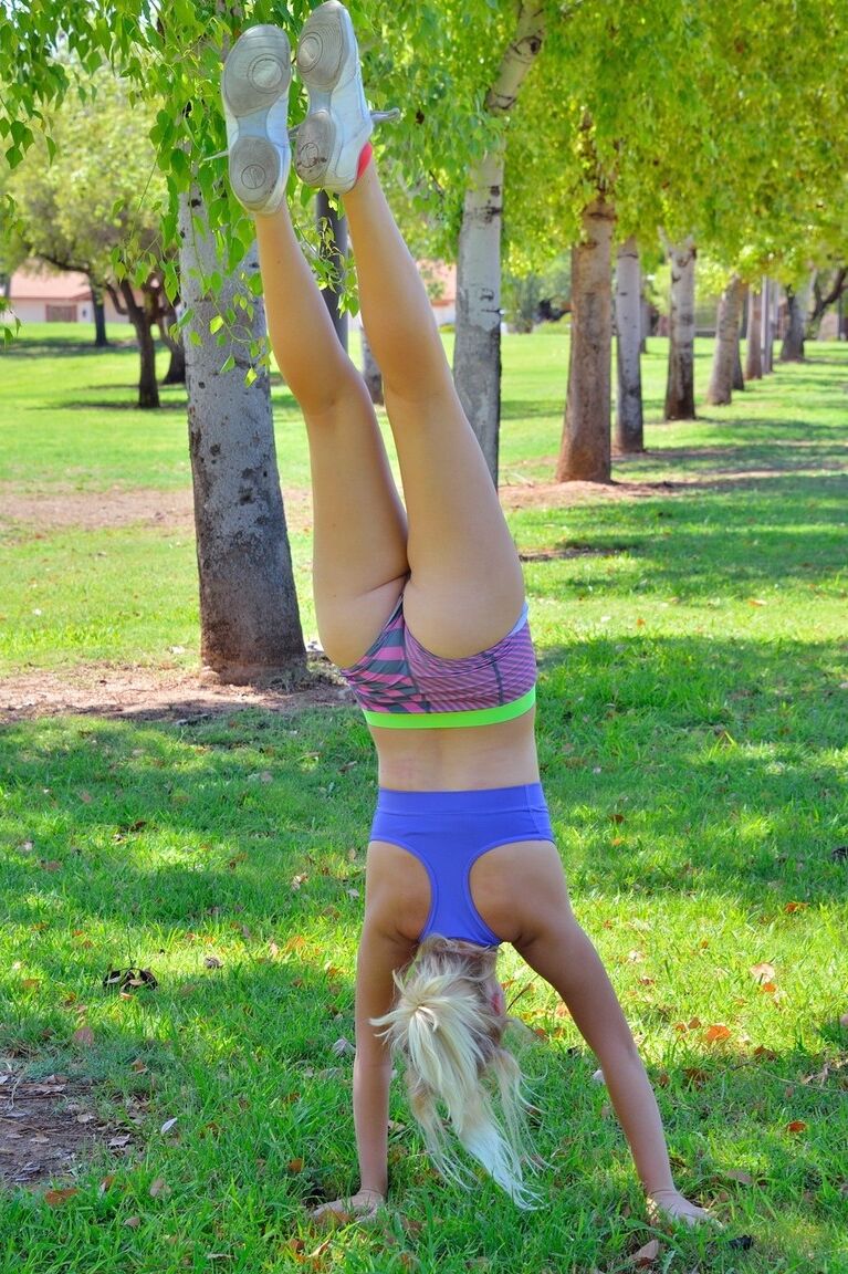 21P A adolescente sexy Megan revela seus peitos e bunda no parque antes de uma masturbação no carro