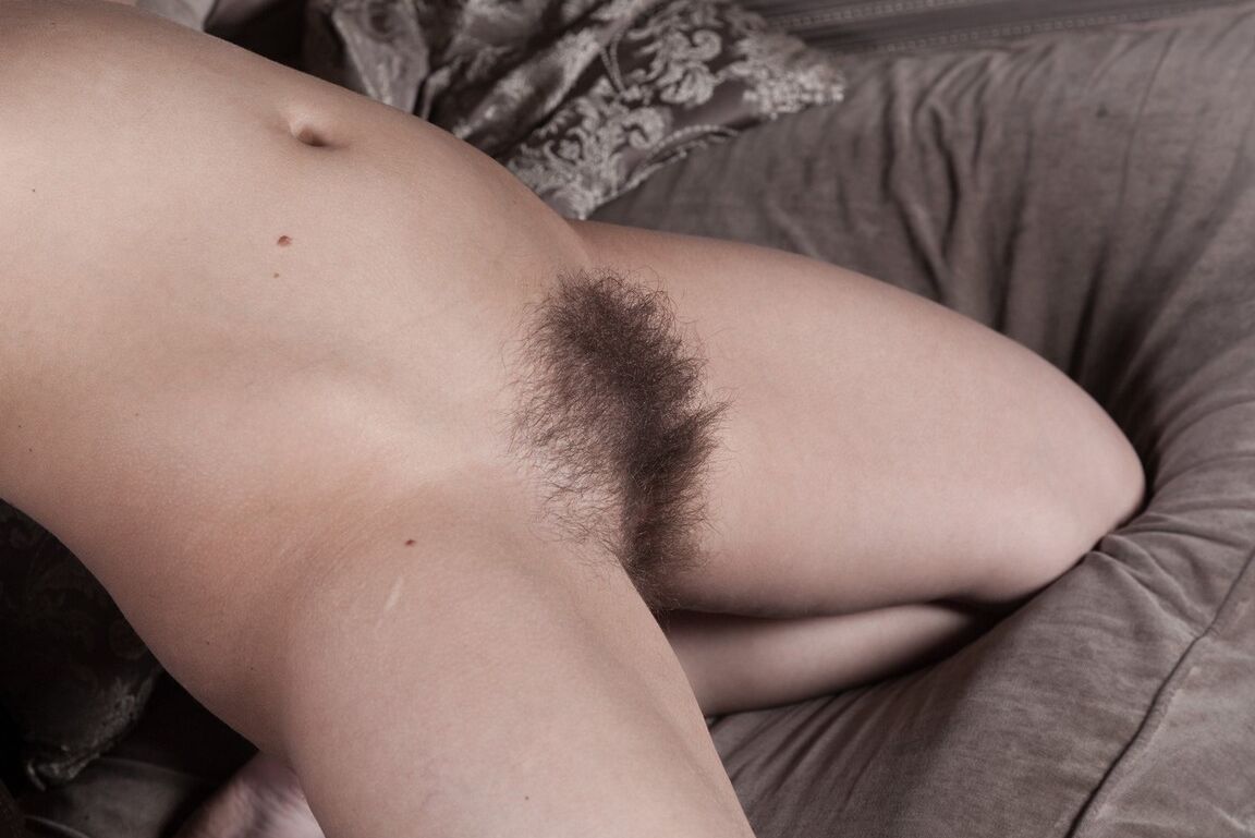 16P Amateur Dominique hat die haarigste Muschi aller Zeiten und spreizt sie weit auf