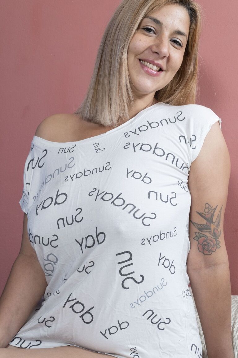 21P Stacked amadora Priscila exibe sua convidativa buceta peluda de perto