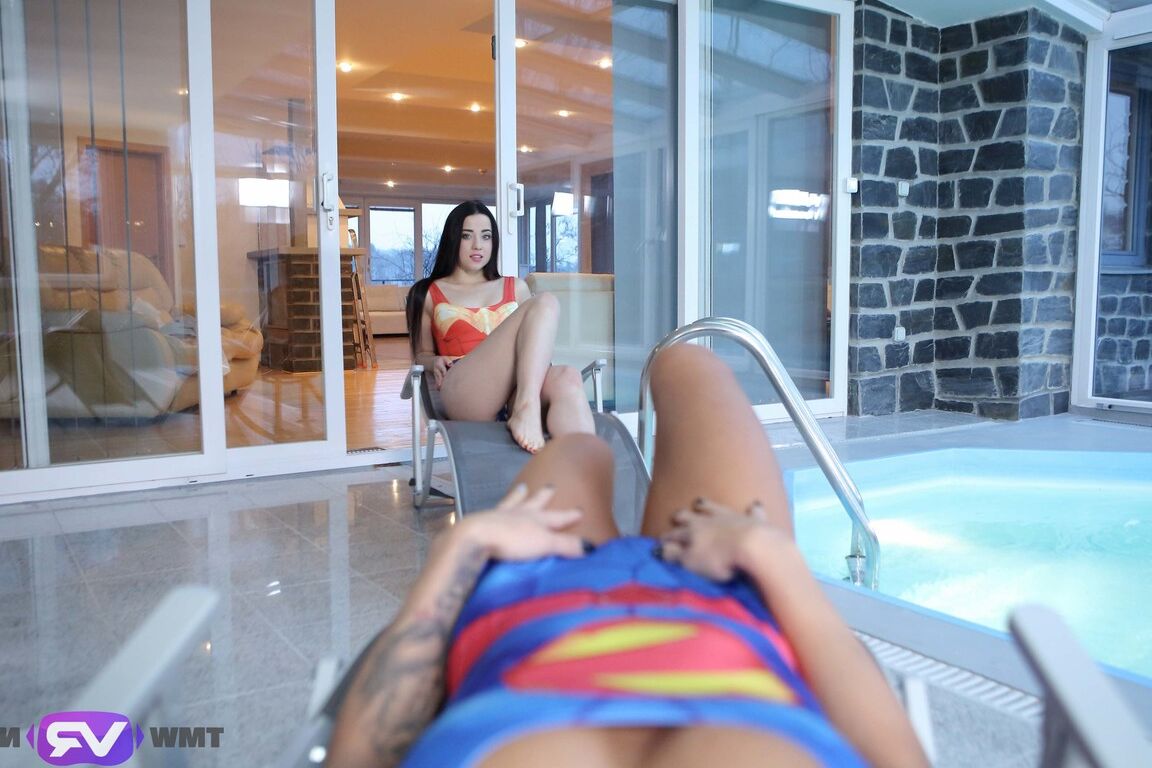21P Las jóvenes pervertidas Lexi Dona y Taissia se comen el manguito en una sesión POV