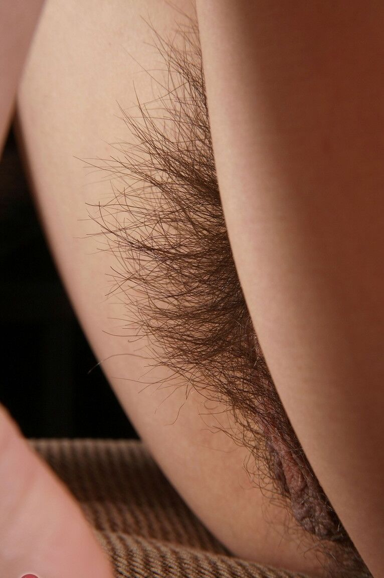 21P La jeune brune Annie révèle ses petits seins et sa chatte poilue en solo