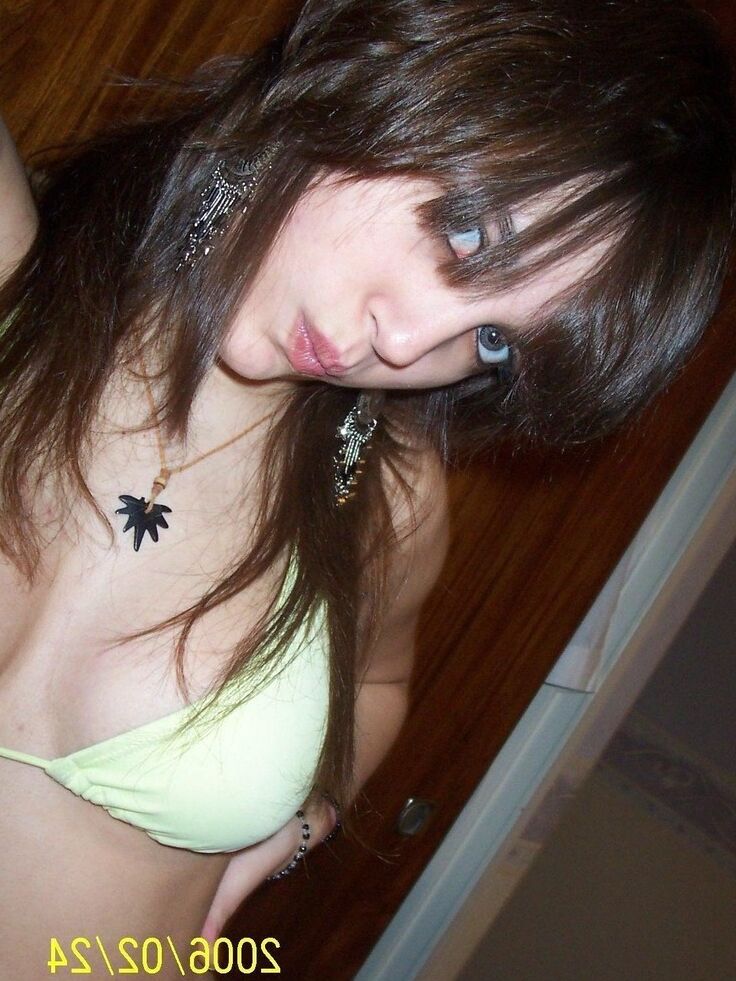 15P An ex girlfriend of mine took these selfies of her big tits some time ago