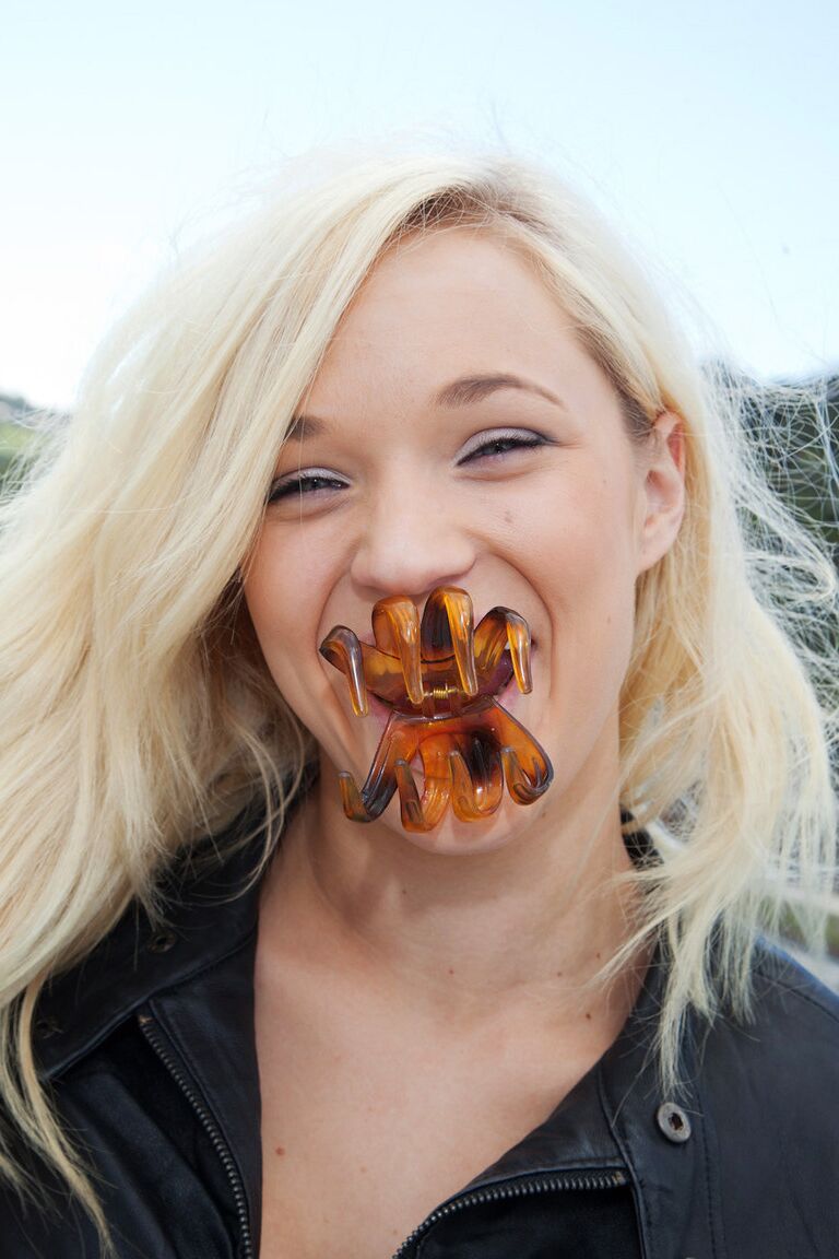 11P Die blonde Teenagerin Tegan Summers stellt ihre Titten in einem transparenten Hemd in einem Solo zur Schau