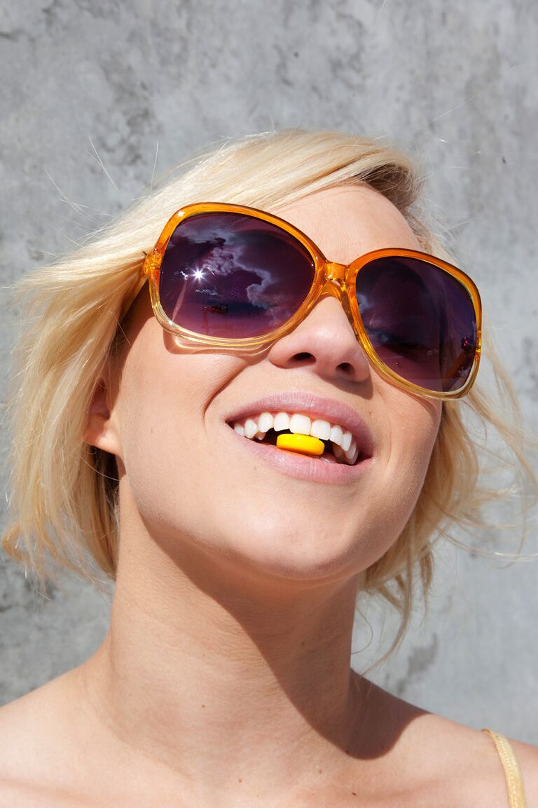 11P Die blonde Teenagerin Tegan Summers stellt ihre Titten in einem transparenten Hemd in einem Solo zur Schau