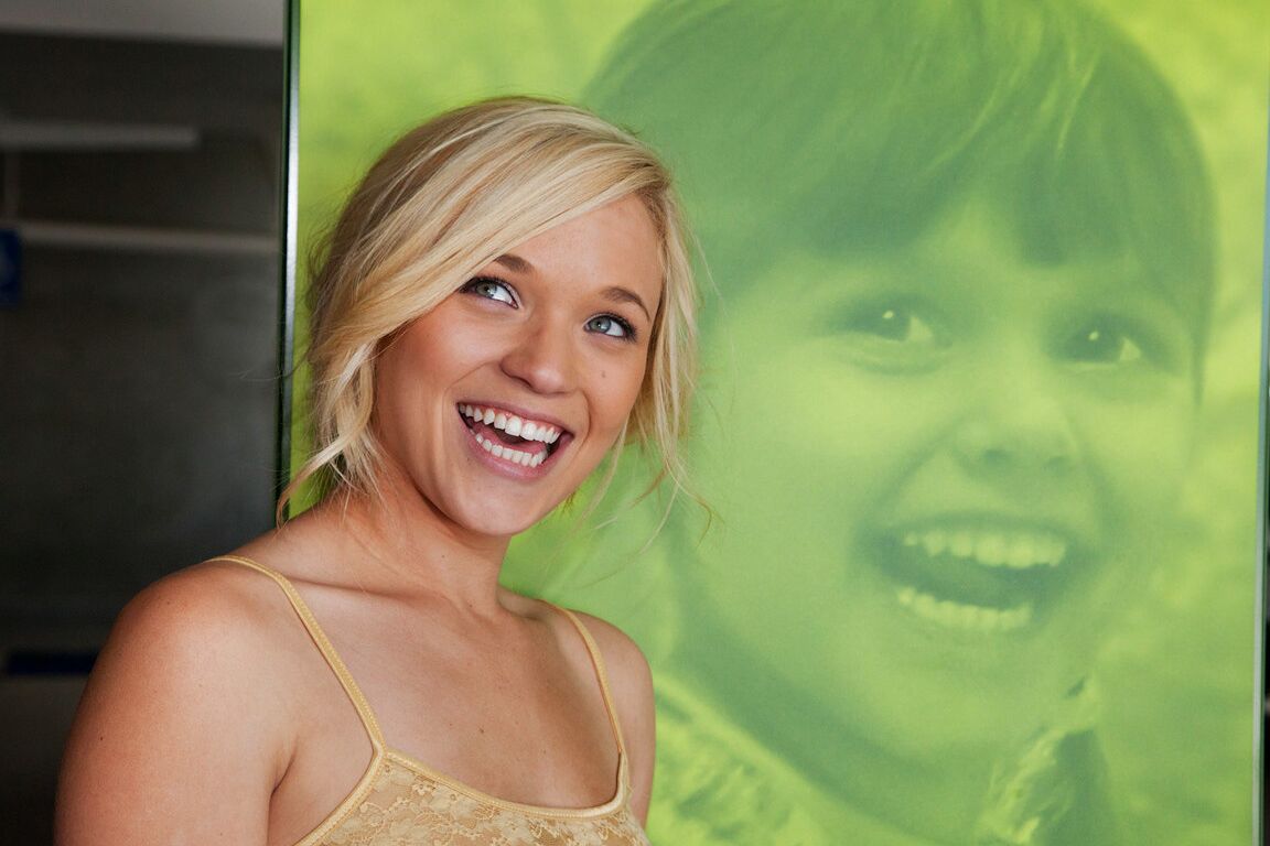 11P Die blonde Teenagerin Tegan Summers stellt ihre Titten in einem transparenten Hemd in einem Solo zur Schau
