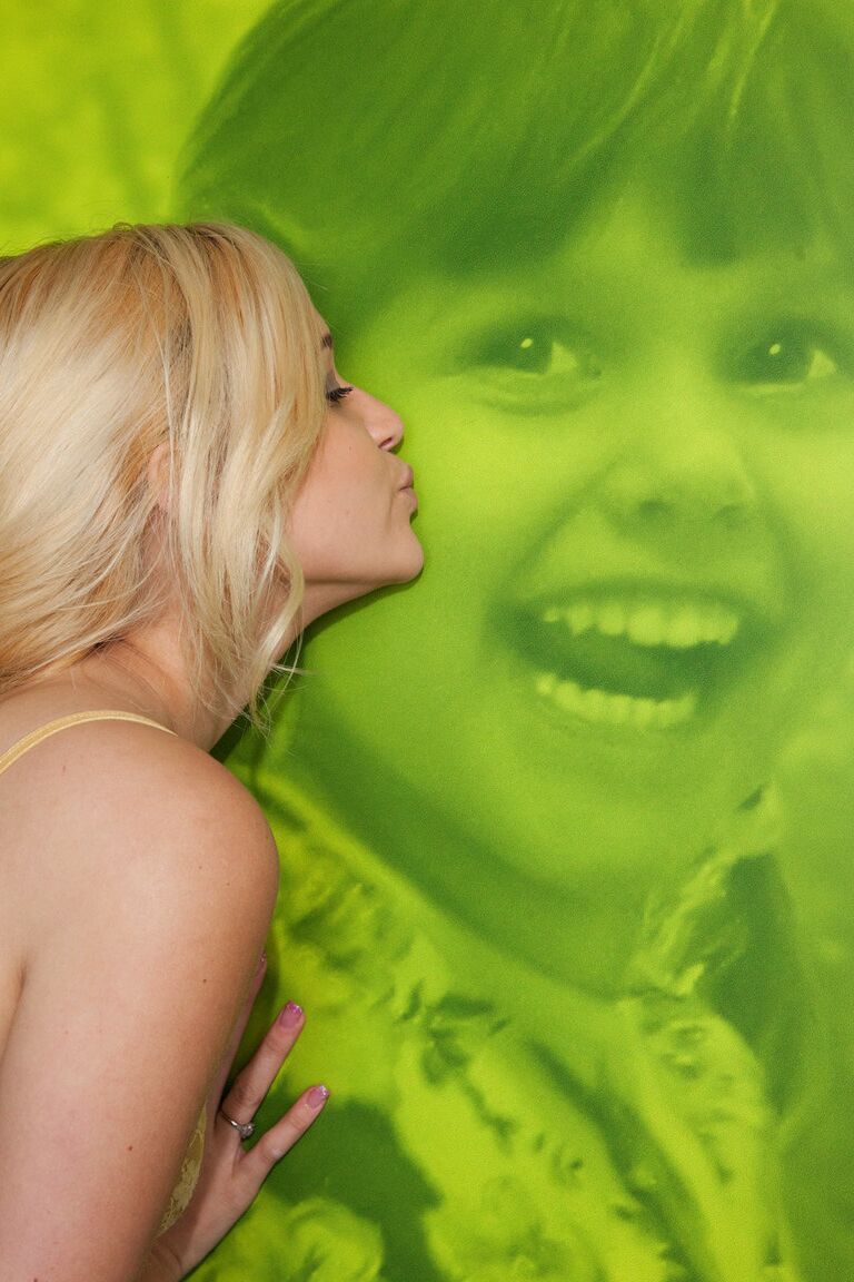 11P Die blonde Teenagerin Tegan Summers stellt ihre Titten in einem transparenten Hemd in einem Solo zur Schau