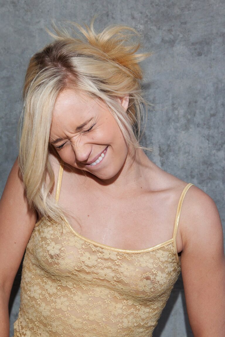 11P Die blonde Teenagerin Tegan Summers stellt ihre Titten in einem transparenten Hemd in einem Solo zur Schau