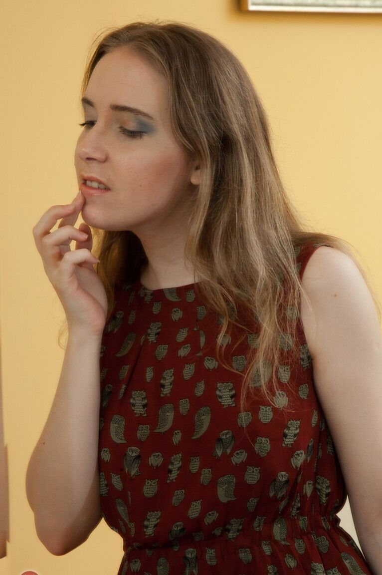 21P La joven amateur Isabel Stern se quita el vestido rojo