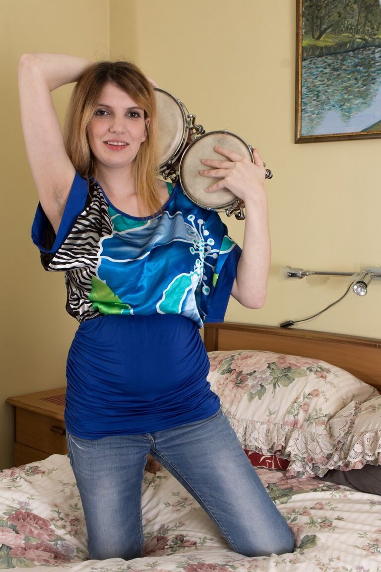 17P Terry, le batteur de bongo blond, libère ses gros seins flasques