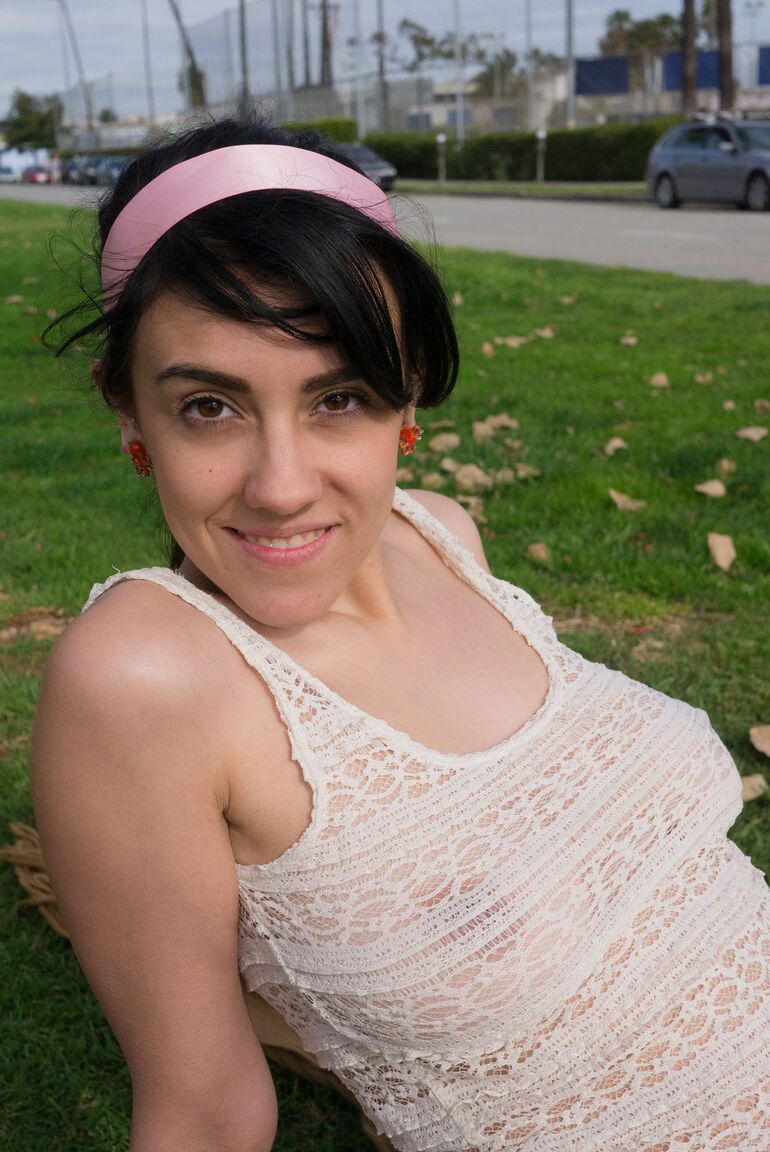 Aysha Thoen, petite amie adolescente de 12P, révèle ses jolis seins et pose dans le parc.