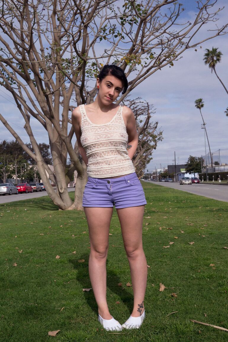 Aysha Thoen, petite amie adolescente de 12P, révèle ses jolis seins et pose dans le parc.