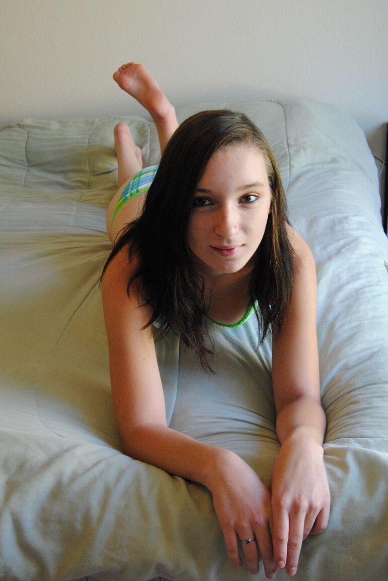 21P Casey, petite amie sexy avec de jolis petits seins, se met seins nus dans sa chambre