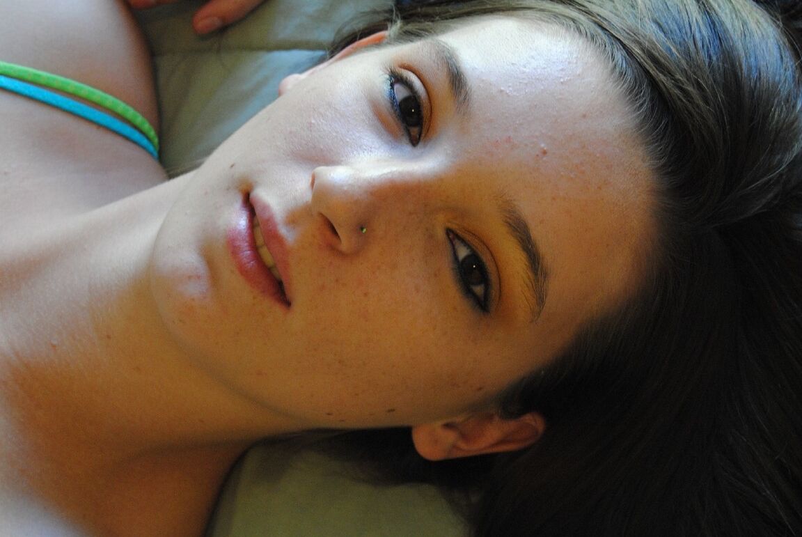 21P Casey, petite amie sexy avec de jolis petits seins, se met seins nus dans sa chambre