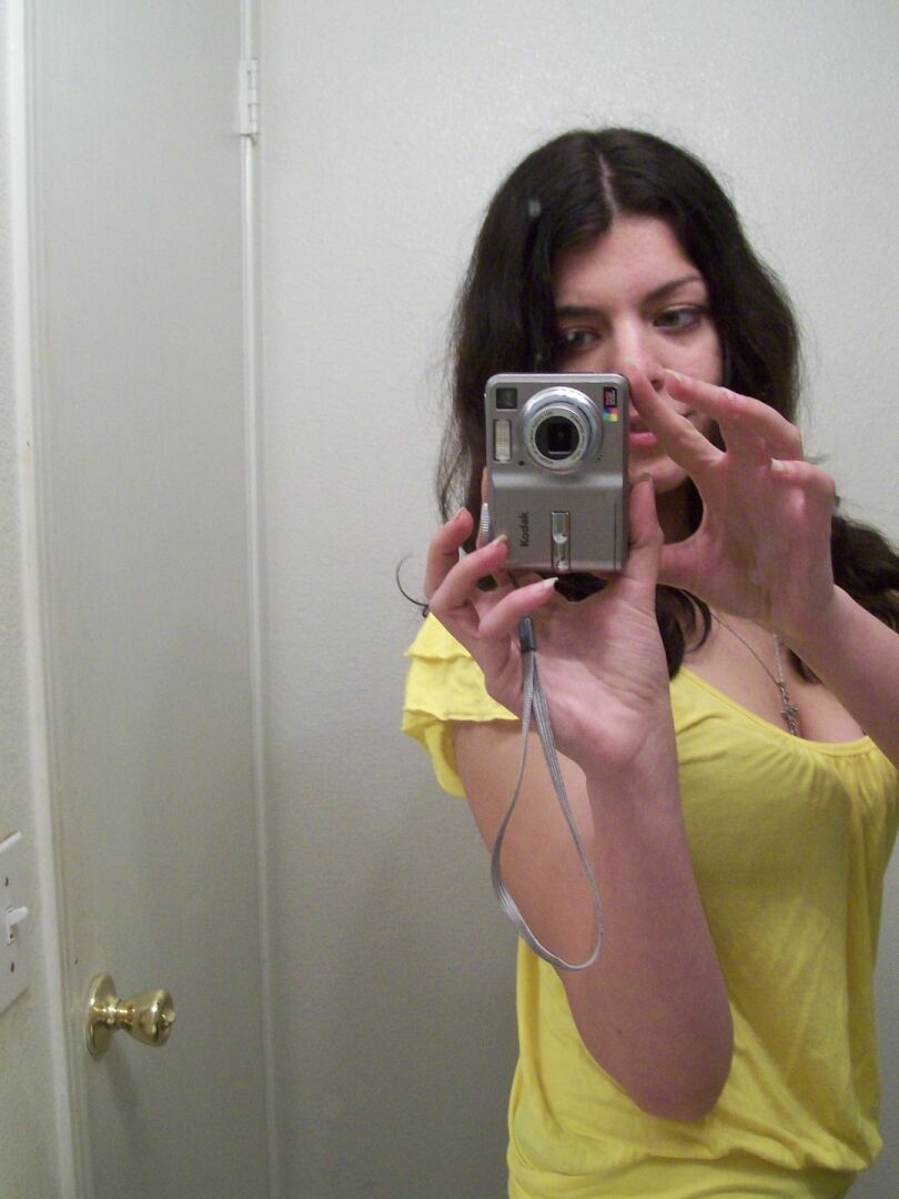 15P Chica amateur se toma selfies en el baño antes de tener sexo con una polla pequeña