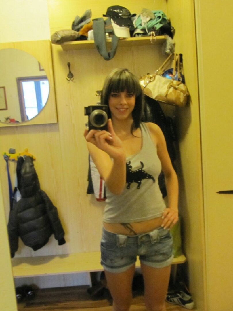 18P Amateur Mellie Swan shows her tits & twat while filming herself in the mirror