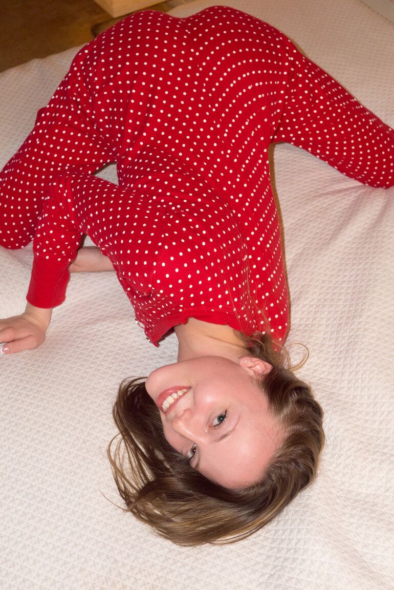 12P A namorada adolescente Candace Mazlin expõe sua bunda pequena e seios em um solo