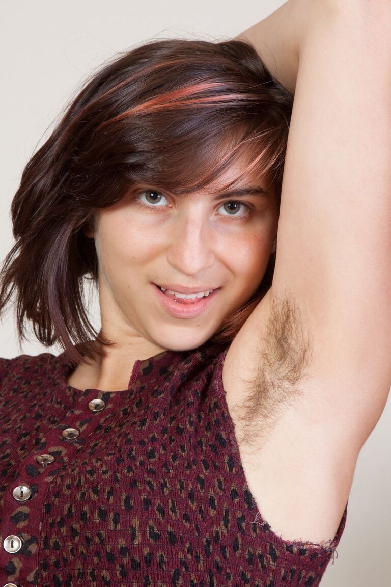 17P Nena morena con axilas peludas Zooey juega con su vagina peluda en el sofá