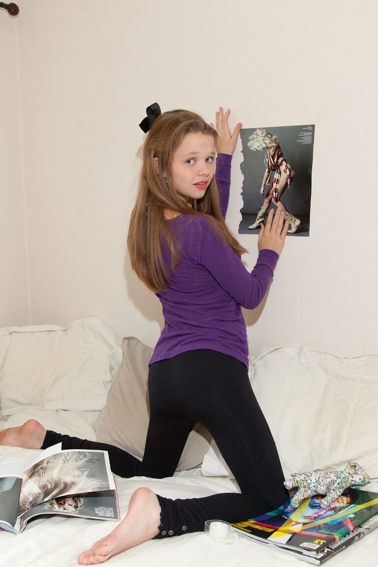 11P A namorada sexy Willow Leland modela seu lindo corpo adolescente em um sutiã quente