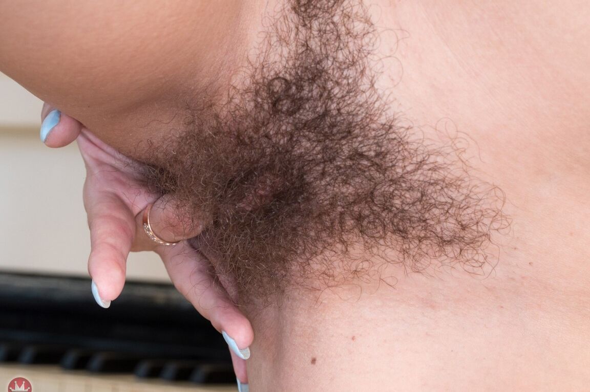 21P 若いアマチュアのオリビアが毛むくじゃらの脇の下を見せ、ストッキングを履いたままスナッチする