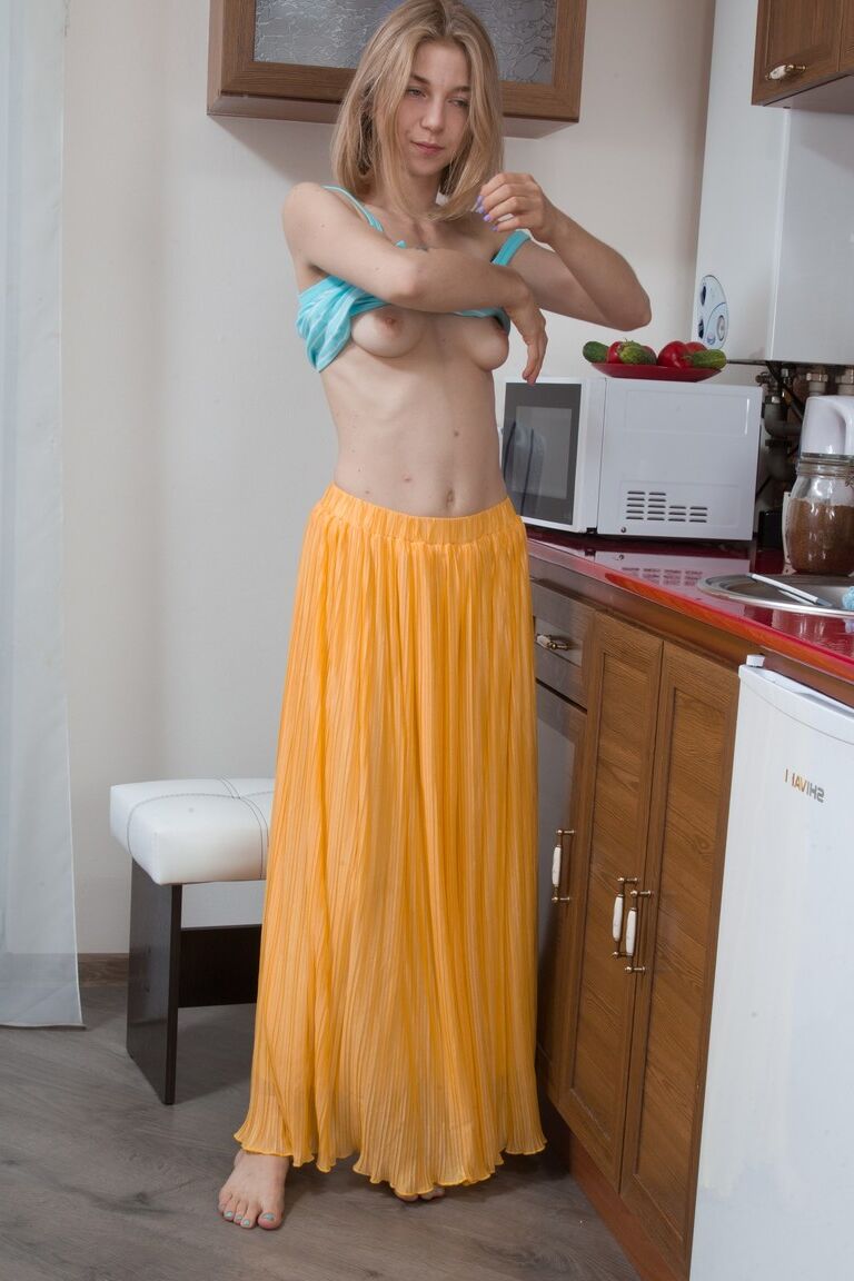 17P La traviesa ama de casa ucraniana Kristinka se frota el chocho peludo y carnoso en la cocina