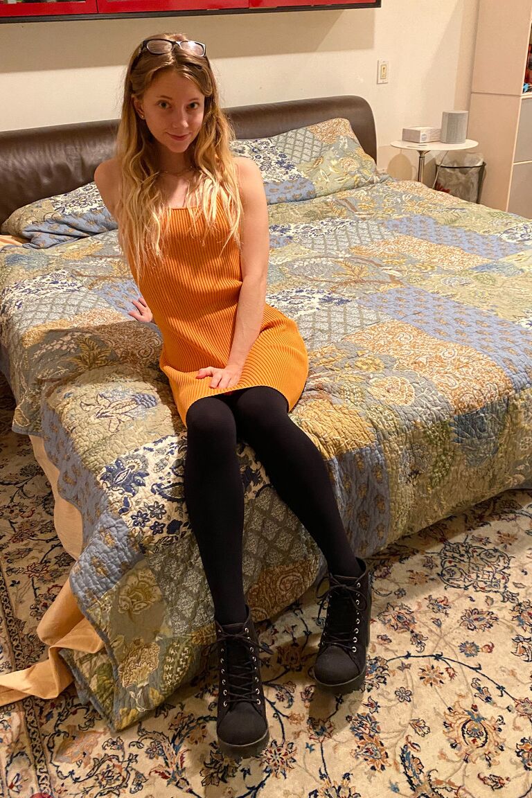 21P La petite renarde adolescente Riley Star exhibe sa chatte charnue et son trou du cul de près