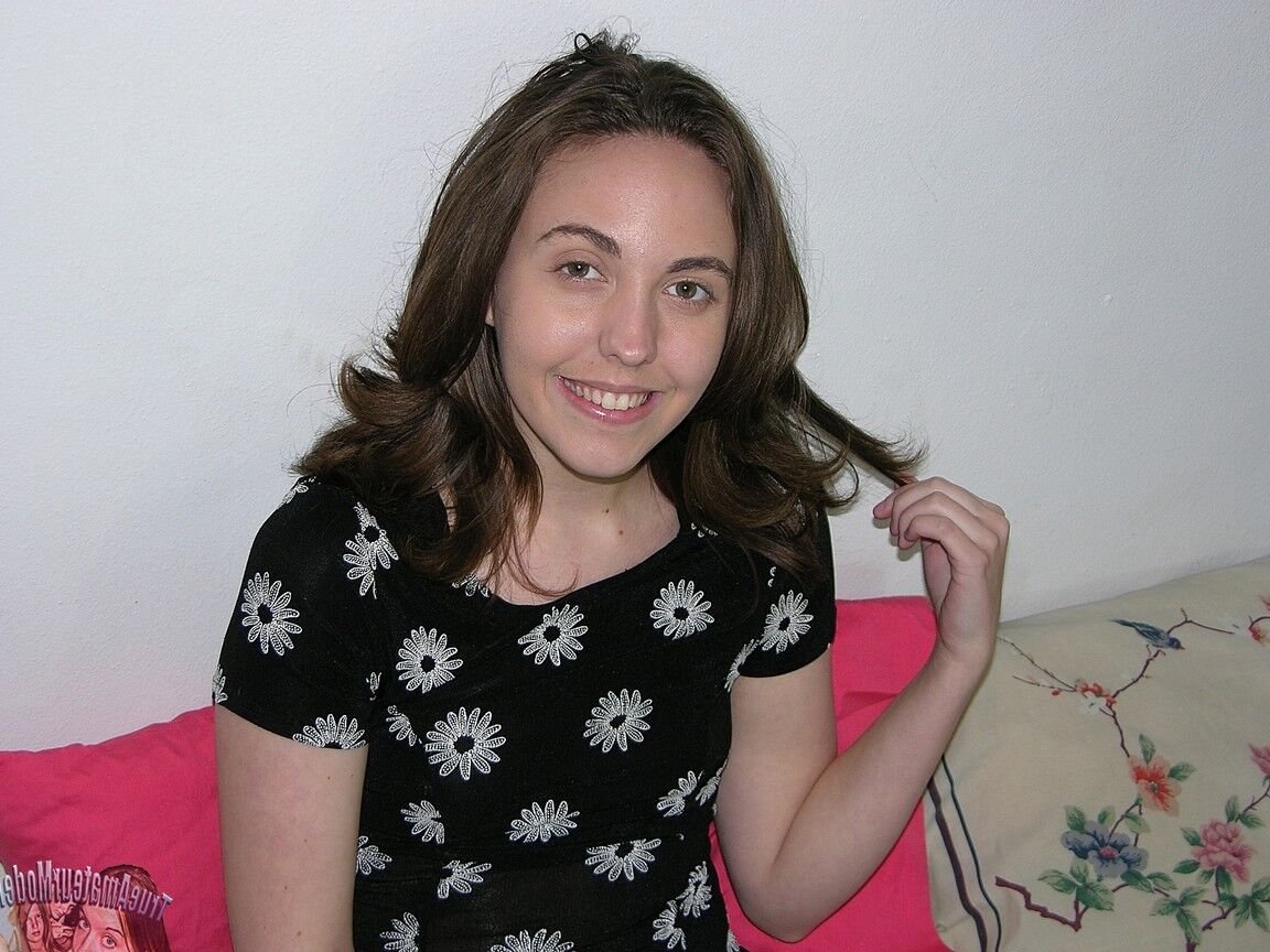16P La morena amateur Paisley se quita el vestido y la ropa interior rosa para posar desnuda