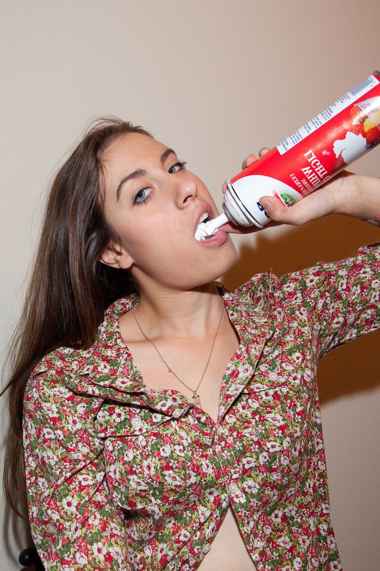 11P A adolescente amadora curvilínea Kim Alu mostra seu corpo enquanto brinca com chantilly