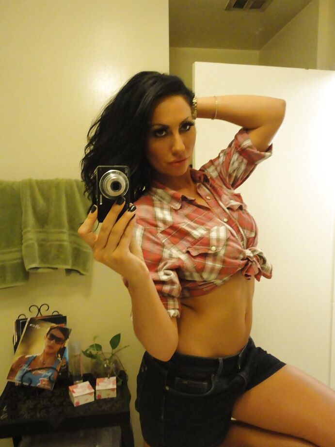 16P Tiffany Brookes, petite amie amateur, pose et prend des photos d'elle-même.