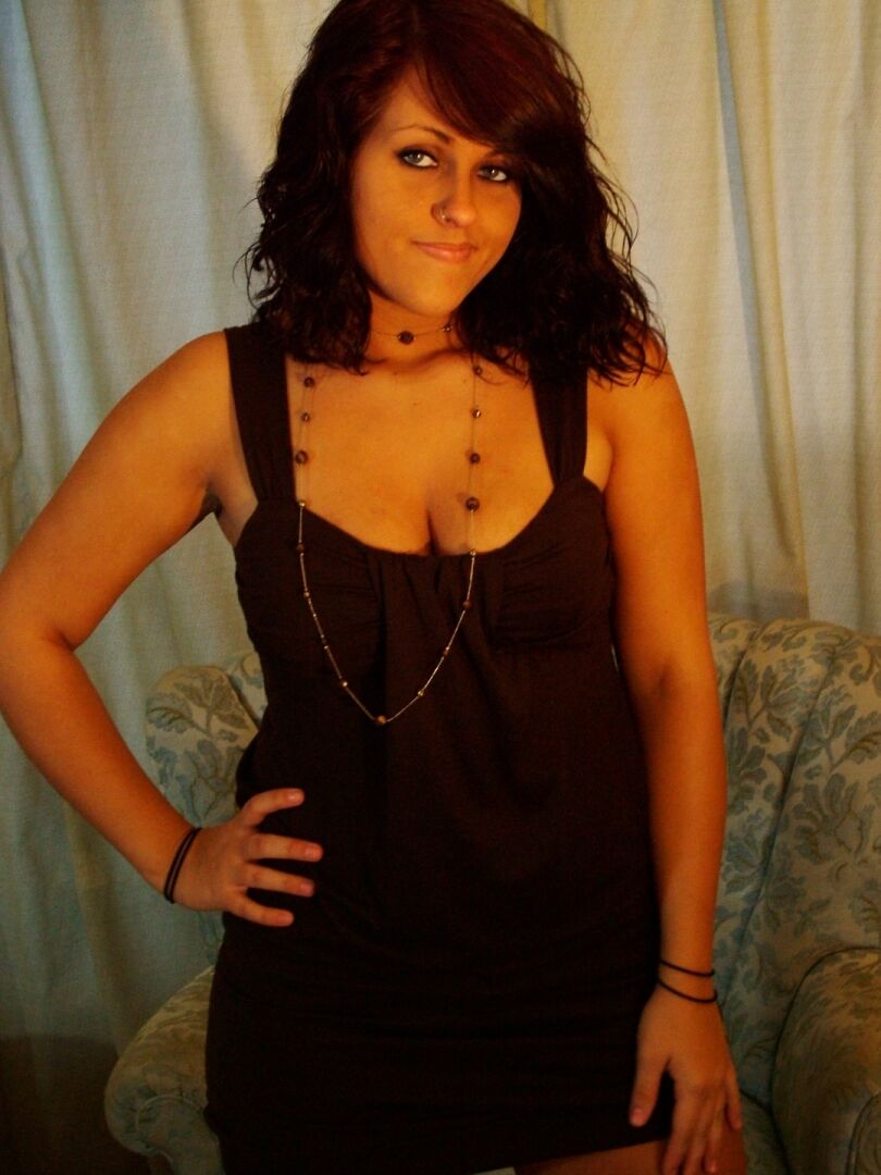 21P A gata sexy Roxy tira seu vestido preto e expõe seus lindos naturais