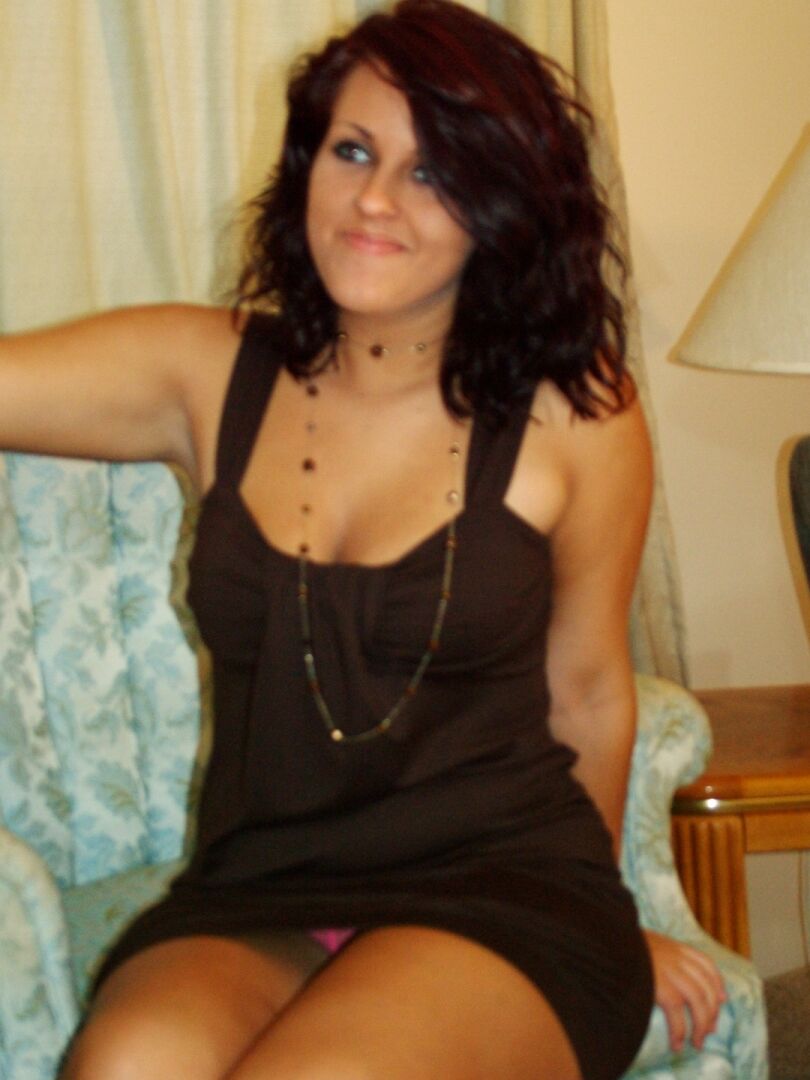 21P A gata sexy Roxy tira seu vestido preto e expõe seus lindos naturais