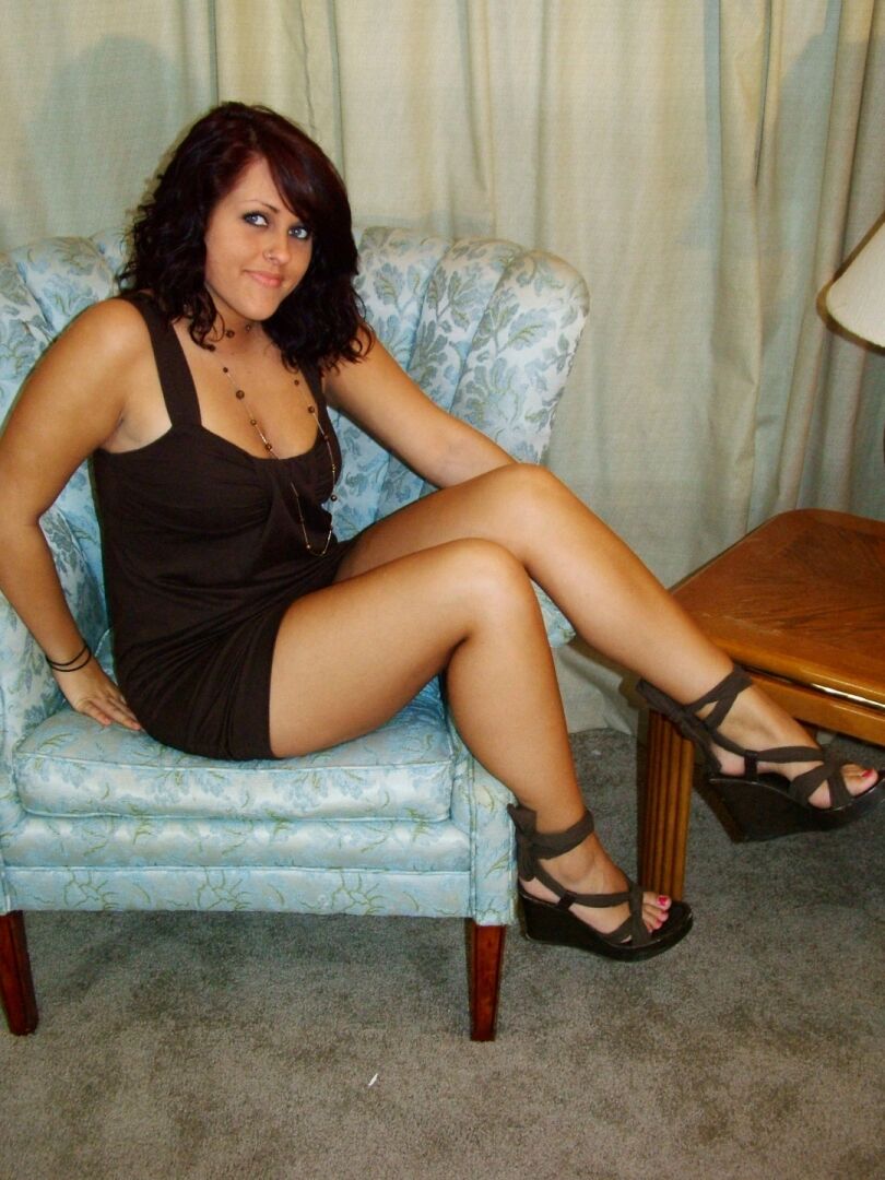 21P A gata sexy Roxy tira seu vestido preto e expõe seus lindos naturais