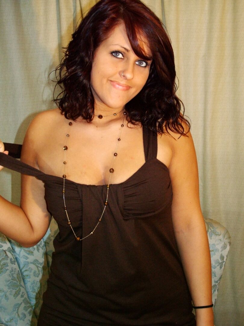 21P A gata sexy Roxy tira seu vestido preto e expõe seus lindos naturais