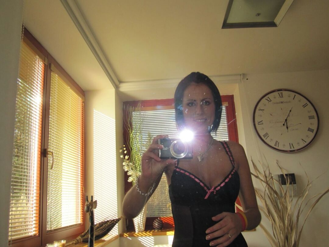 21P Sexy Babe mit schönen Brüsten Jessalyn zieht sich aus und posiert vor einem Spiegel