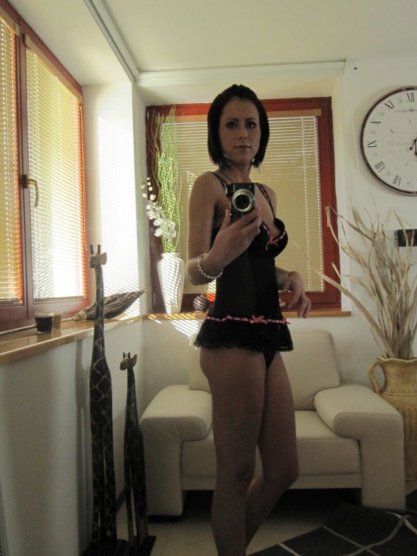 21P Sexy Babe mit schönen Brüsten Jessalyn zieht sich aus und posiert vor einem Spiegel