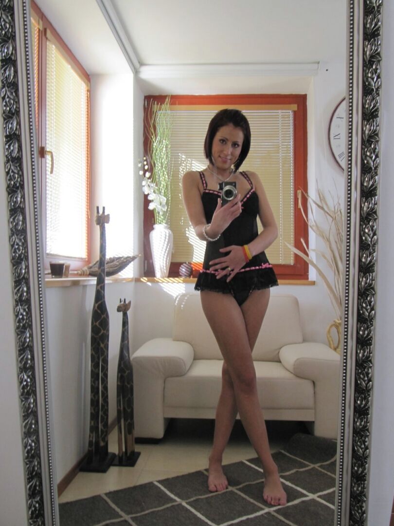 21P Sexy Babe mit schönen Brüsten Jessalyn zieht sich aus und posiert vor einem Spiegel