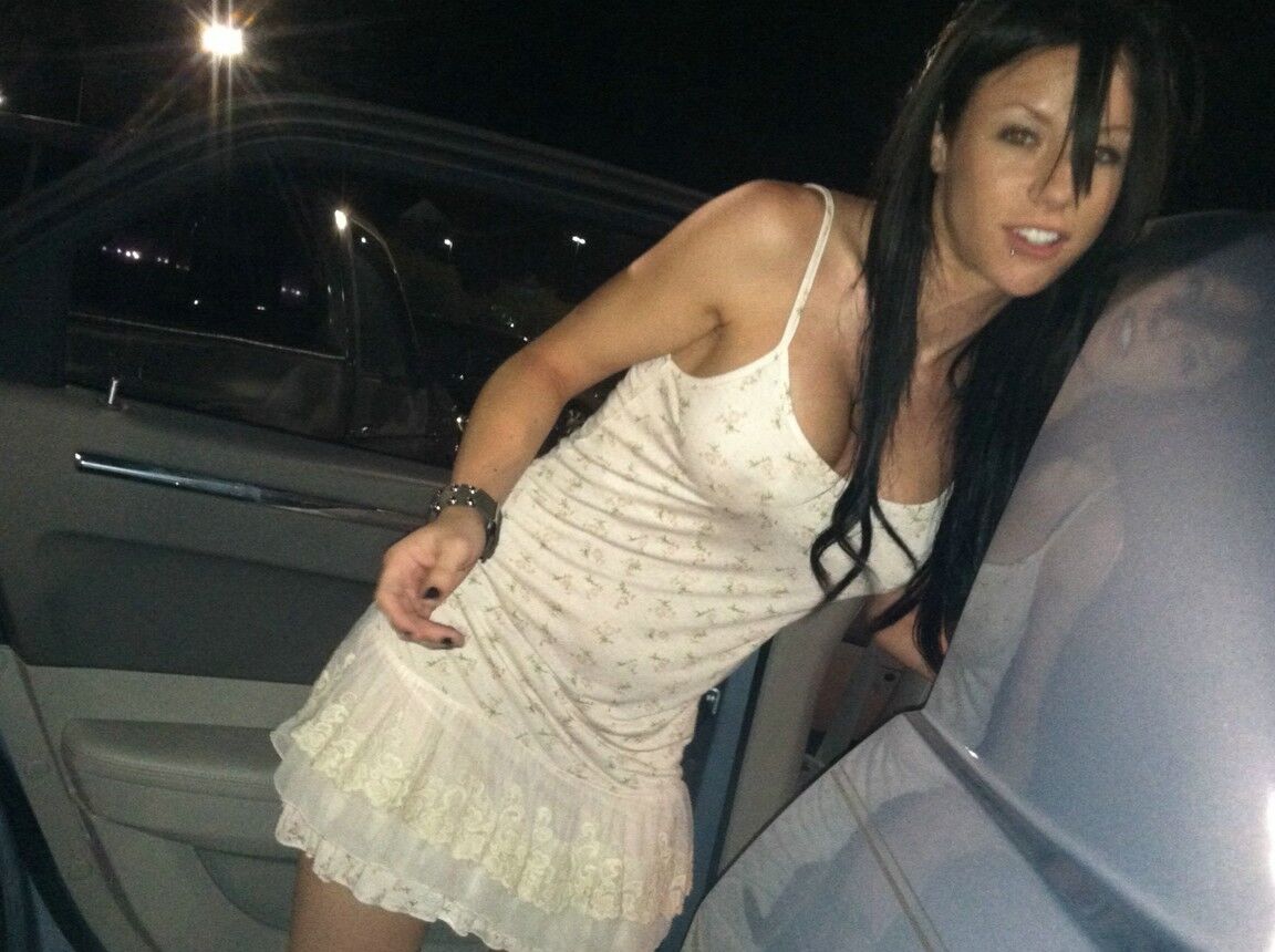 15P La traviesa novia Dawn Avril muestra su culo y sus tetas para su novio
