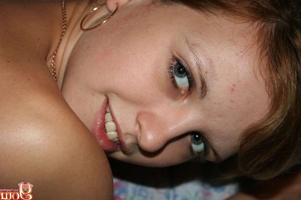 20P La joven caliente Simona se quita la bata de seda y hace alarde de su sabroso manguito