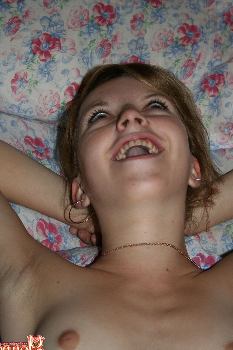 20P La joven caliente Simona se quita la bata de seda y hace alarde de su sabroso manguito