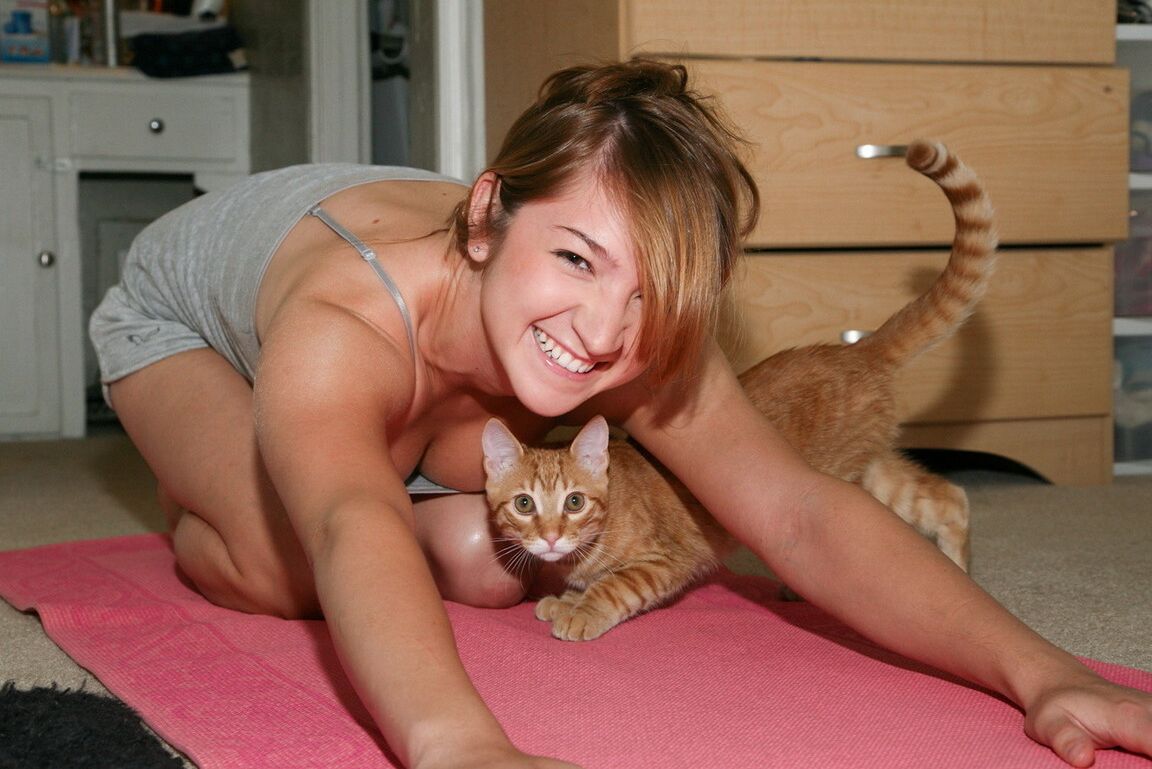 11P Die süße Teenie-Schauspielerin Lexy Mack zeigt ihren wunderschönen Körper in sexy Höschen