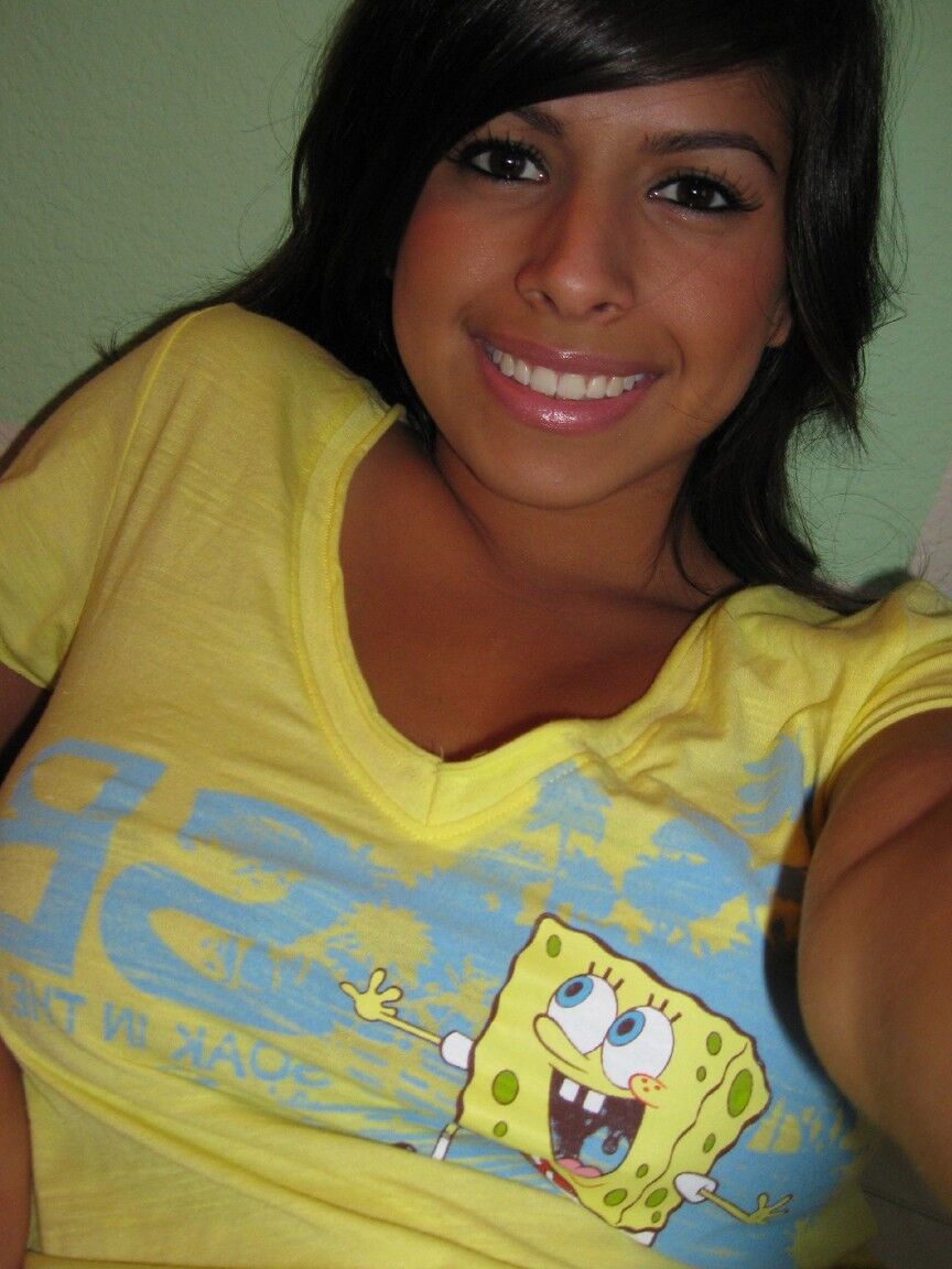21P Jovencita de pelo oscuro mostrando sus jugosos pechos