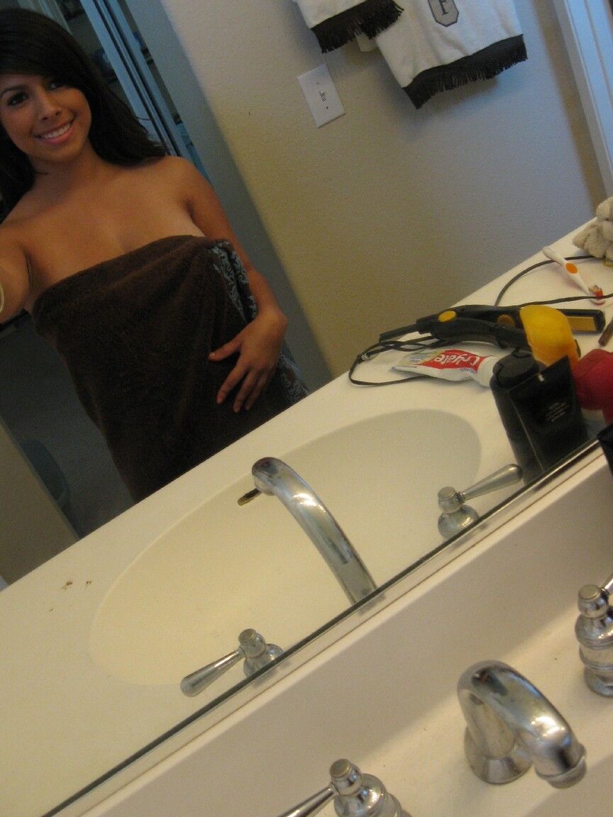 21P Jovencita de pelo oscuro mostrando sus jugosos pechos