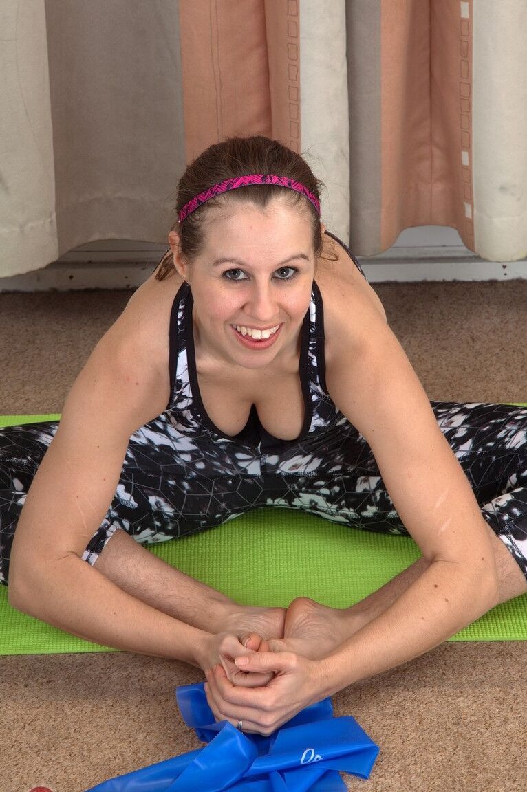 21P La MILF britannique Masie Dee se déshabille sur un tapis de yoga